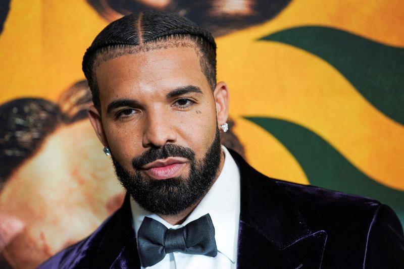 Brasileiros enchem página de Drake com críticas e xingamentos após rapper cancelar show no Lollapalooza