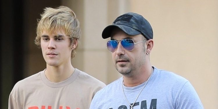Beverly Hills, CA  - Justin Bieber and his father Jeremy were spotted arriving at a sushi spot after Bieber daily workout routine. After Selena Gomez quickly rebounded with her ex-boyfriend Justin Bieber after splitting from The Weeknd in October, fans and even her loved ones wondered why she was giving the “Sorry” singer another chance — and if there was any drama with the R&B singer. In a new cover interview with Billboard, the “Wolves” singer, 25, sets the record straight on all the rumors. “Something that I’m really proud of is that there’s such a true friendship [between me and The Weeknd],” she told the outlet. “I truly have never experienced anything like that in my life. We ended it as best friends, and it was genuinely about encouraging and caring [for each other], and that was pretty remarkable for me.”

Pictured: Justin Bieber, Jeremy Bieber

BACKGRID USA 30 NOVEMBER 2017 

BYLINE MUST READ: EVGA / BACKGRID

USA: +1 310 798 9111 / usasales@backgrid.com

UK: +44 208 344 2007 / uksales@backgrid.com

*UK Clients - Pictures Containing Children
Please Pixelate Face Prior To Publication*